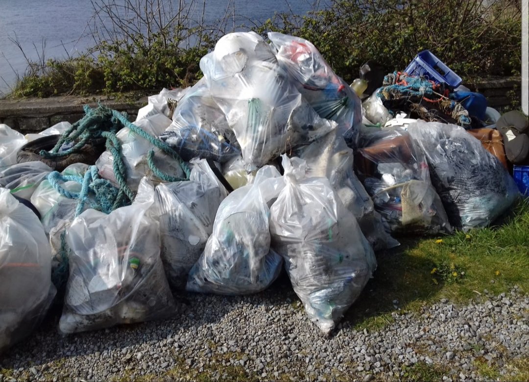 AidTheOcean's tweet photo. This is from a clean up we did on Lough Gill Sligo(beside Parkes Castle) Saturday 
We collected a total weight 577lbs in plastic and ropes and another 360lbs in tyres.
Total weight 937lbs (425.1kg) and there is a lot more to get. 
#aidtheocean https://t.co/8ym5pt7Z7d