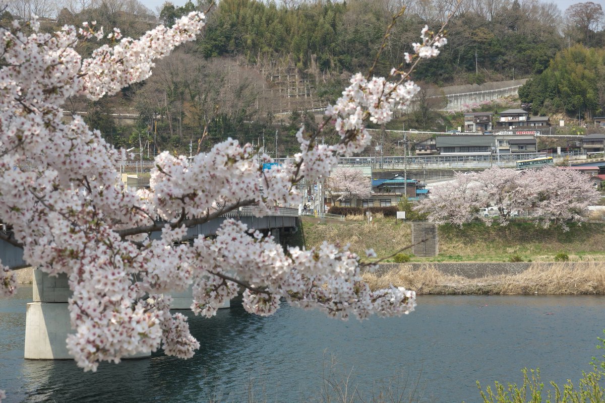 ট ইট র しおつ 昨日に続き 4月7日の富士急バスその２ 上野原駅 大野貯水池付近にて 1枚目にもバス小さく写っています 上野原 四方津 富士急