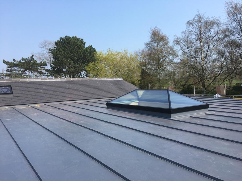 Work is now complete on this domestic property in South Nottinghamshire.  The #DecorProfiles really do make a great addition aesthetically, and the roof light adds tremendous natural light.
Great work from the whole team as usual!  #WeareSarnafil
