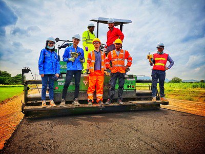 commLCIndustrie's tweet photo. #BitumenFreshAir : @Shell teste un #bitume qui contribue à réduire les émissions de gaz et de particules spécifiques de 40% grâce à une réaction chimique https://t.co/GnwsbNZg7h via @LesRoutiers https://t.co/llWcqEJmpX