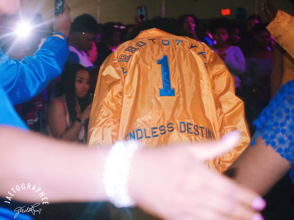 Be_Poetic's tweet photo. I am THEEEE SOLO of the best sorority Sigma Gamma Rho INCORPORATED💙💛 The PRHOtotype🐩
#iheardlegaciesdoitbetter Spring 19✨ https://t.co/p0WhPOXJh7