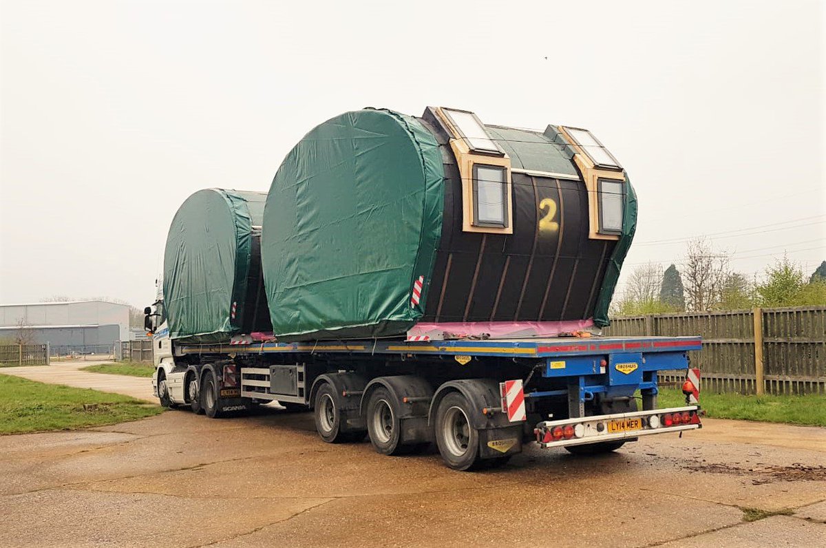 GreenUnitUK's tweet photo. 3 bed holiday retreat going to its new home in Kent. The building is transported to site virtually complete. Finishing touches like exterior cladding, green roofing, sealing the roof &amp; connecting the smart system wiring between each section happen once in place #offsite #modular https://t.co/OpE7TyImlx