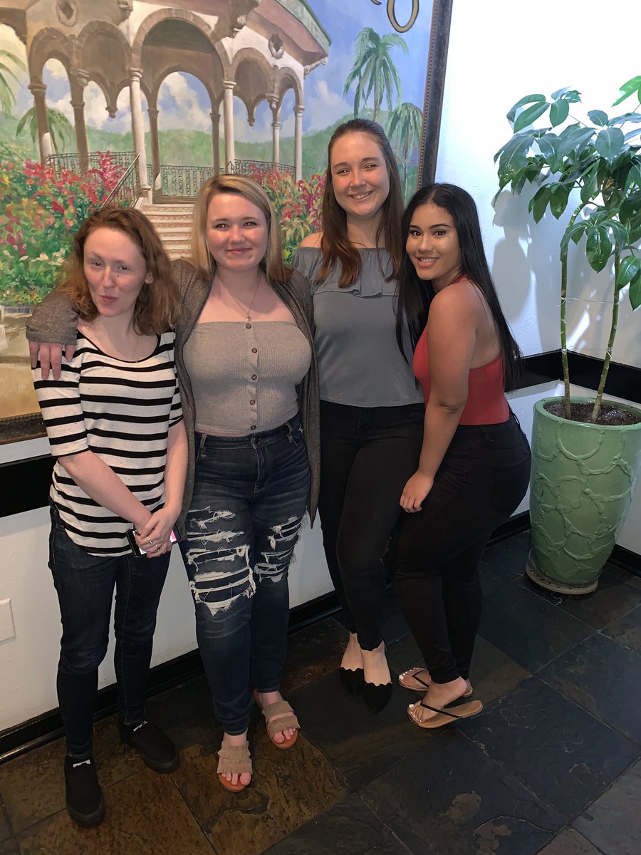 queenelismar's tweet image. my girls 💗 #mysupportsystem. also love rose made sure to make a ridiculous face in every frame.