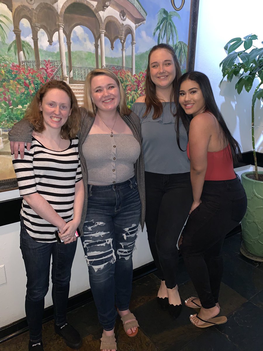 queenelismar's tweet image. my girls 💗 #mysupportsystem. also love rose made sure to make a ridiculous face in every frame.