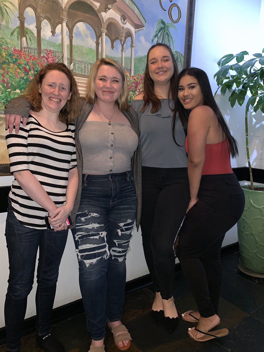 queenelismar's tweet image. my girls 💗 #mysupportsystem. also love rose made sure to make a ridiculous face in every frame.