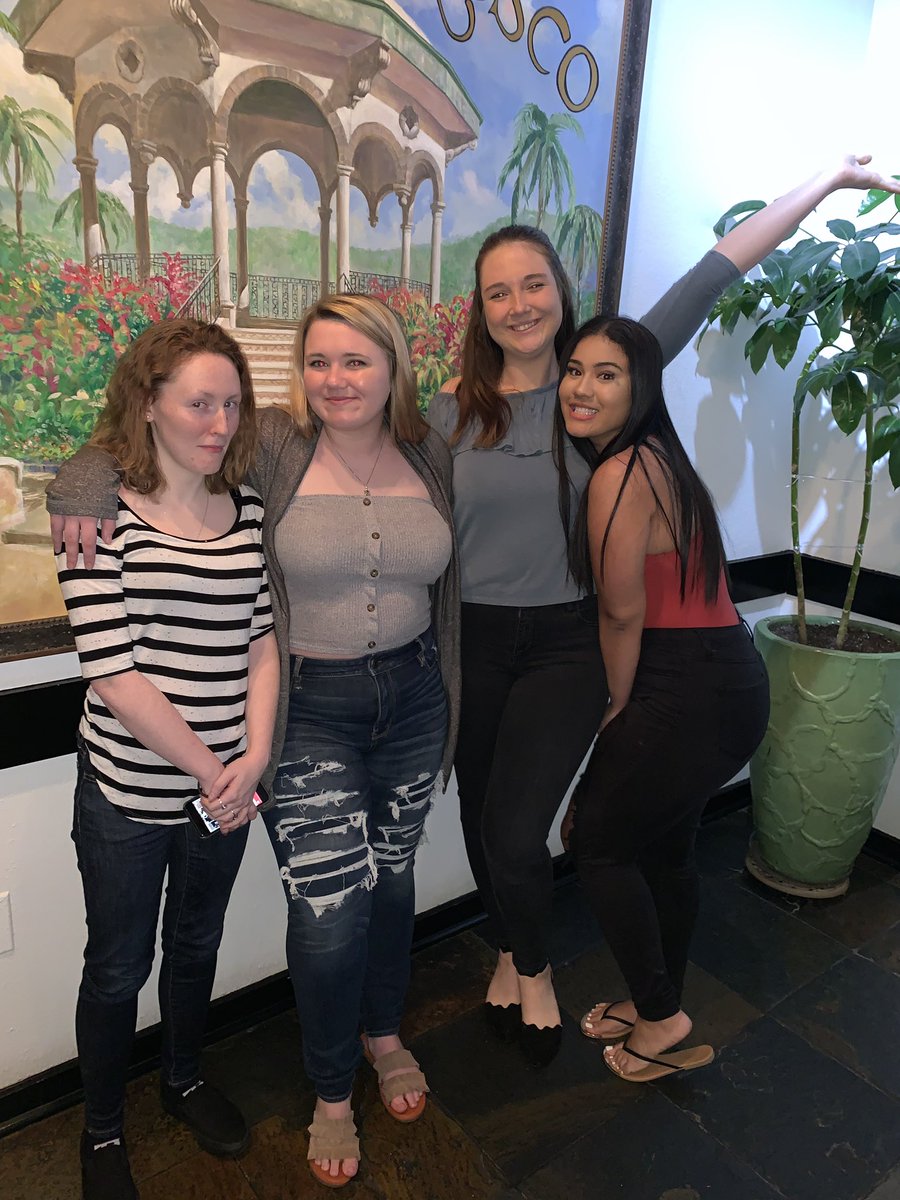 queenelismar's tweet image. my girls 💗 #mysupportsystem. also love rose made sure to make a ridiculous face in every frame.