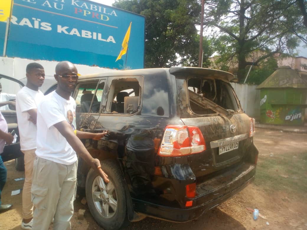 KasmusEric's tweet photo. #Electiongouverneurs, vive tension au siège de l'assemblée provinciale du Haut Katanga, des affrontements entre partisans de #KYABULA et ceux de #CocoMULONGO ; tous deux Candidats gouverneur pour le compte de la coalition #FCC_CACH
Pourquoi cette confusion?
Qui dirige qui? https://t.co/tRhoiTYbQ5