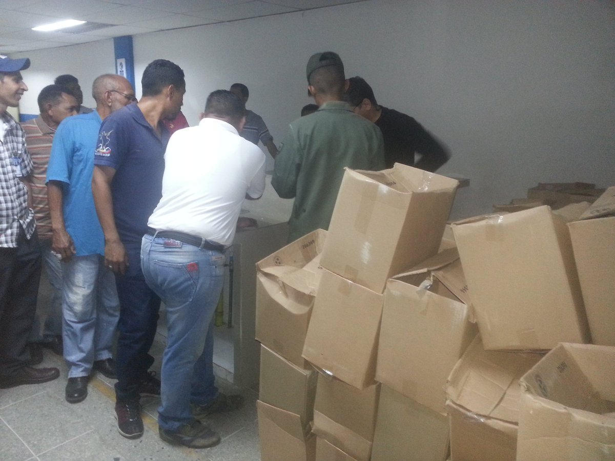 unefapure's tweet photo. Apoyando al personal militar administrativo docente y obrero  con la adquisición de la caja del clap. https://t.co/Mnjqc5FVyr