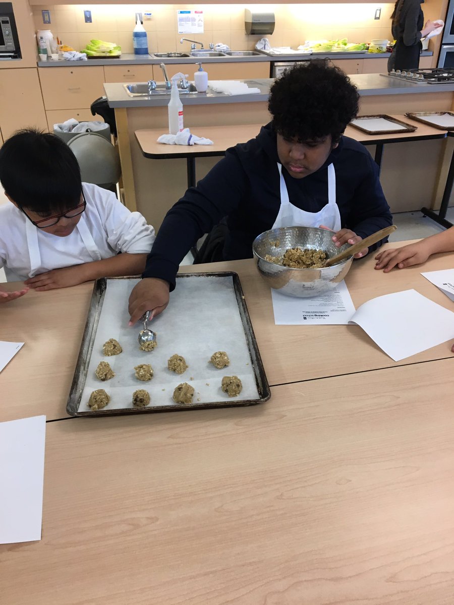 MrsEimers's tweet photo. My gr 8s at the PC Cooking School learning to make pizza from scratch, ice cream sandwiches and Cesar salad! Loving the experience. Thanks to #TCDSBEL @stepanpruch for this opportunity. @OLVSchoolNews @MrsAOlivieri https://t.co/4nguaqGkhd