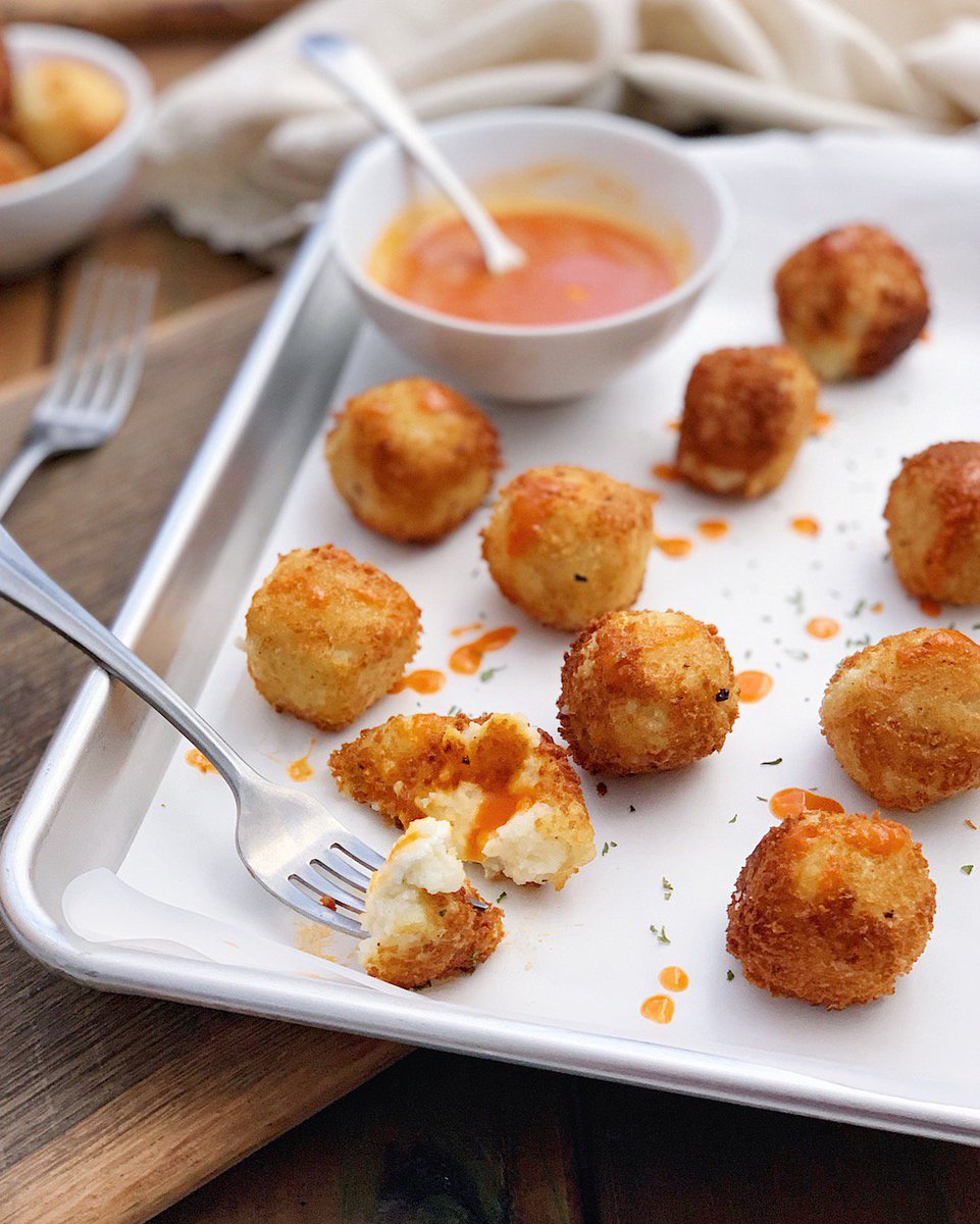 GradualPerfect1's tweet photo. Crispy Goat Cheese Potato Balls with a sweet and spicy buffalo dipping sauce. Perfectly pop-able bites of creamy goodness with a tangy center and an easy sauce. Great side dish or appetizer. #glutenfree #potato https://t.co/eg6260ujrA https://t.co/2ruoaZ70tt