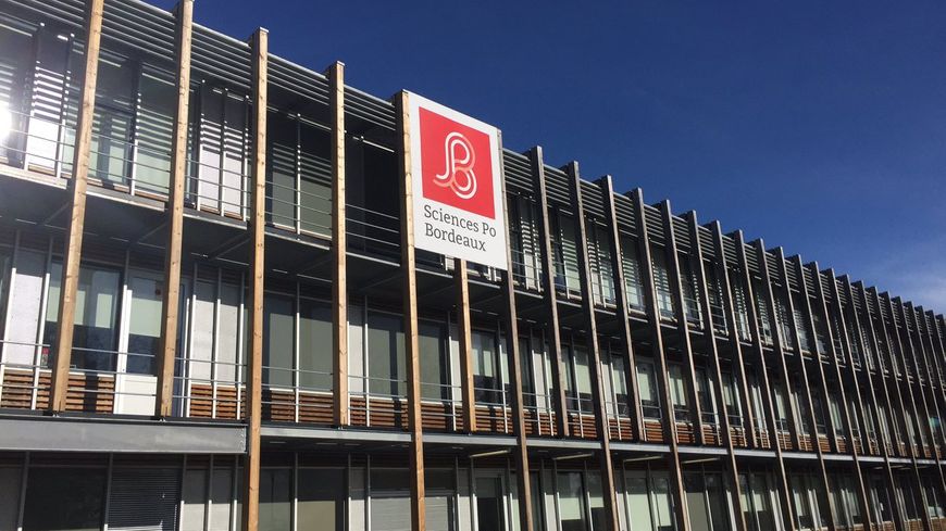 afspinfos's tweet photo. #70ansAFSP La science politique à Bordeaux, des années 50 à aujourd"hui.
De "l'Institut d’études politiques de l’Université de Bordeaux" à @ScPoBx, notre partenaire du congrès #AFSP2019 https://t.co/5LqDEpd24w