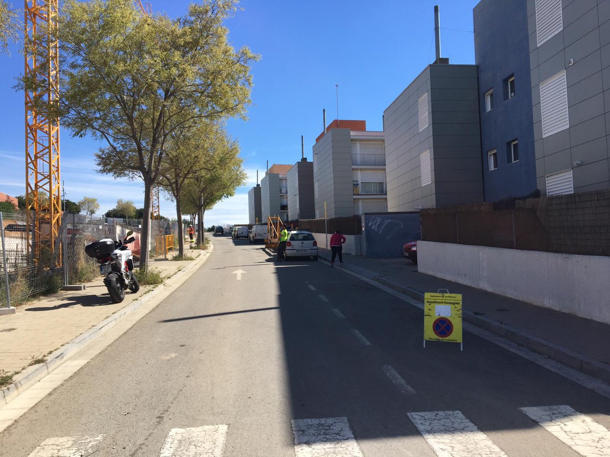 Ens prohibeixen aparcar als veïns tot el dia i fins a final de obra a en tot el carrer però ... El senyal és només per als veïns? És una forma de fer aparcament privat per als de l'obra? No entenem perquè aquesta prohibició, ja que fins ara hem pogut aparcar sense cap problema.