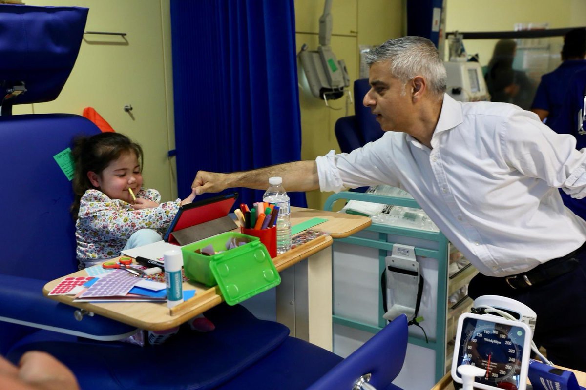 LDN_pressoffice's tweet photo. .@MayorofLondon visits young patients @EvelinaLondon, who will benefit from the world's first 24 hour Ultra-Low Emission Zone - launched today to clean up the capital's toxic air https://t.co/SdcfvoudEN #LetLondonBreathe https://t.co/uSYq5LnYFE