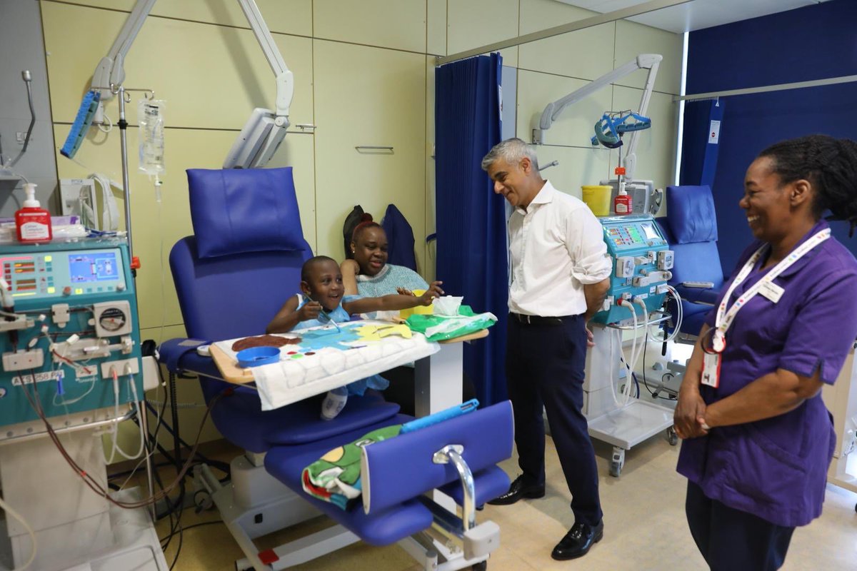 LDN_pressoffice's tweet photo. .@MayorofLondon visits young patients @EvelinaLondon, who will benefit from the world's first 24 hour Ultra-Low Emission Zone - launched today to clean up the capital's toxic air https://t.co/SdcfvoudEN #LetLondonBreathe https://t.co/uSYq5LnYFE