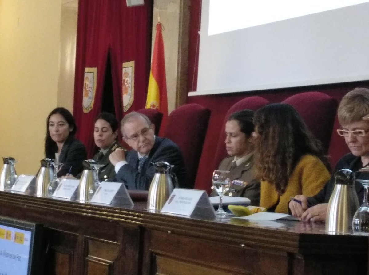 dsn's tweet photo. "Jornada 30 años Misiones de Paz" CESEDEN Director Departamento Seguridad Nacional General Ballesteros modera panel "Mujeres, Paz y Seguridad desde perspectiva integral" con Tcol. Ana Navarro Cap. Cristina Amichi @alicebarley  @psanpedro78  @Maria_SolanasC  #MujerPazSeguridad https://t.co/Mr76IXdgD2