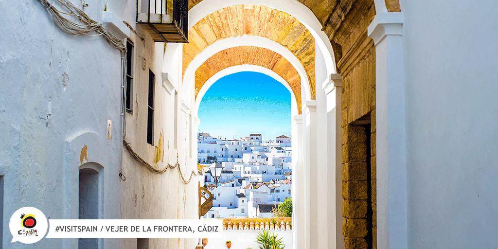 Sommige straten in Vejer de la Frontera lijken op de toegang tot het paradijs 😍 Heb je de kans gehad om deze prachtige stad in Cádiz te bezoeken? 
#Spanje #VisitSpain #Cádiz #SpainUrban 
<a href="/CadizTurismo/">Turismo de la provincia de Cádiz</a> <a href="/viveandalucia/">Vive Andalucía</a>