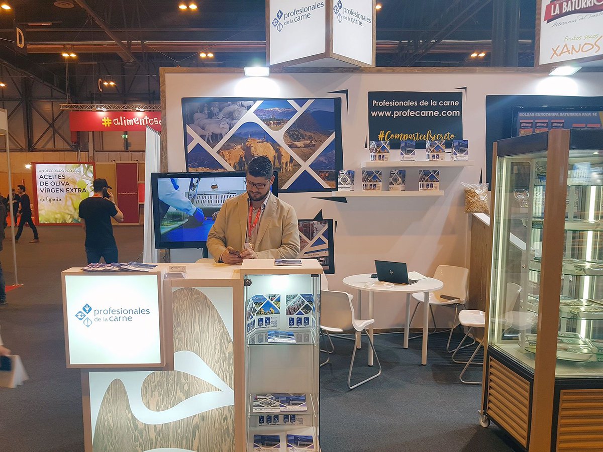 urodev's tweet photo. Desde el @SalonGourmets en #Madrid os mostramos el stand que el equipo de diseño de Urodev ha realizado para Profesionales de la carne. #SG19 #diseño ✨ https://t.co/ohB4LyaVt4