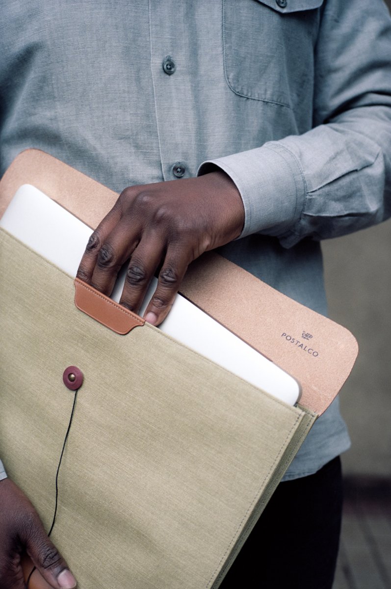 POSTALCO_NEWS's tweet photo. After many presentation pages getting wrinkled up in our bags we made this for carrying documents. These days it is more often used for a laptop. https://t.co/TZG6IjJUUF #postalco #kyobashi #legalenvelope #japanmade #pressedcotton #documentcase #laptop https://t.co/bmuvg2CL37