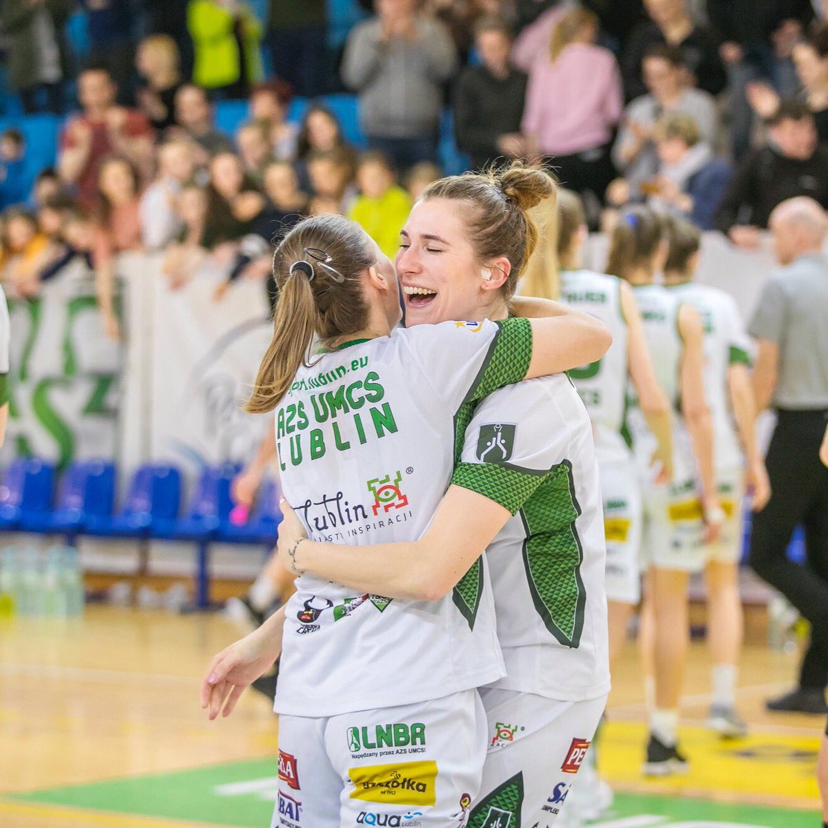 AZSUMCSLublin's tweet photo. Dziękujemy za piękny sezon 2018/2019! 🥇🏆
#azsumcslublin #azsumcs #azslublin #umcs #koszykówka #koszykówkakobiet #Lublin https://t.co/PpZvK1rwVD