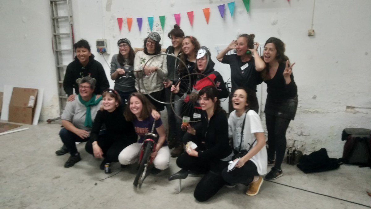Feni13Ana's tweet photo. #BielayTierra en el IV Encuentro #CiclistasDiversas este finde en #Barcelona. Terminamos con concierto #Susannes, mercadillo, muchas bicis y mucho arte. Grandes @cicliques y @BielasSalvajes por este fin de semana!!! #ecofeminismo #movilidadsostenible #cicloviajeras #cycling https://t.co/XqNhJHleNQ
