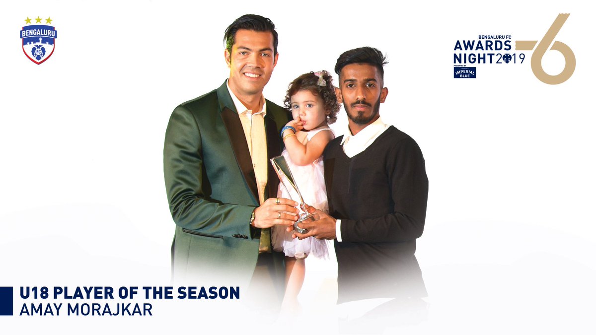 bengalurufc's tweet photo. Miku brought his little angel along on stage to hand Amay Morajkar, who graduated from the U18s to the BFC B side during the season, the BFC U18 Player of the Season award. What a moment for him! #BFCAwards #YouthDevelopmen https://t.co/oxx0Cyda5a