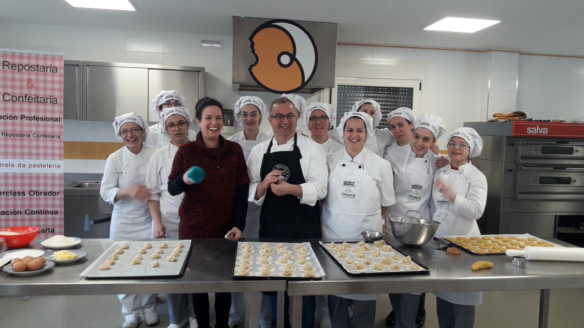 EfaPineiral's tweet photo. Super enriquecedora a #masterclass de hoxe grazas a @festadomelindre Alberto Rodríguez de @DoceriaEstilo .Grazas tamén  #arevista @TVGalicia por dar tan boa conta do #obradoiro #melindre #rico #amendoado 
#formaciónprofesional 
#festamelindre19 https://t.co/89cJ4yR4ea