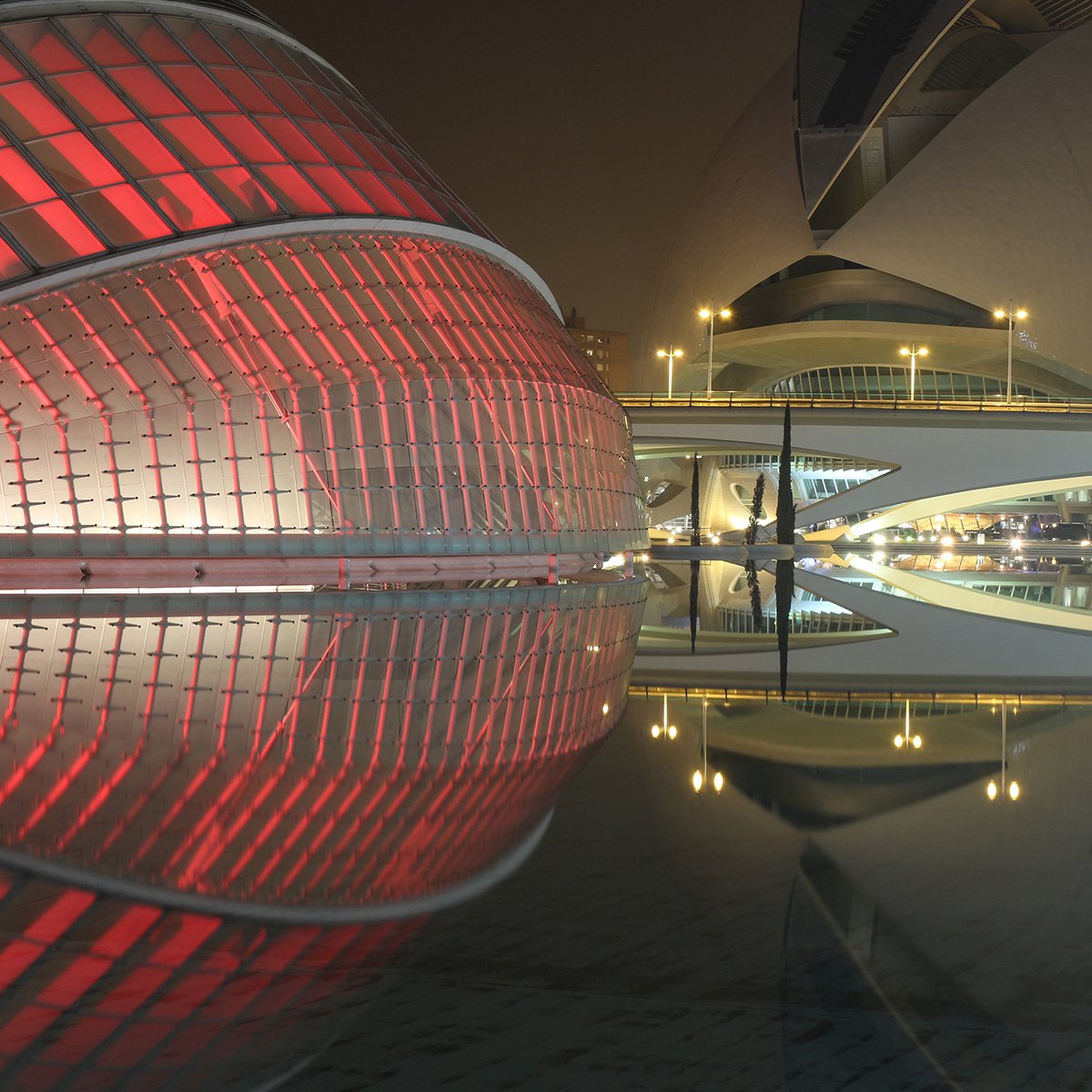 L'hemisferic reflections at the City of Arts and Science y Valencia by Santiago Calatrava @ciudadartesciencias  #architecture #architecturephotography #calatrava #santiagocalatrava #ciutatdelesartsylesciencies