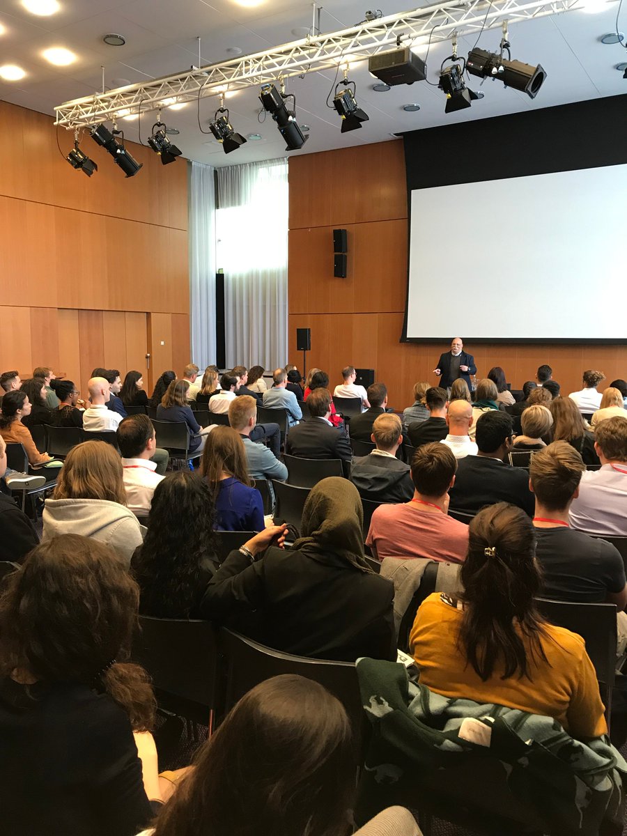 CruyffEdu_NL's tweet photo. Afgelopen zaterdag gaf onze docent @henkverschuur een workshop tijdens De Nationale #Carrièrebeurs in de @RAI_Amsterdam. Een volle zaal maakte op een Cruijffiaanse manier kennis met het thema 'Hoe positioneer ik mezelf?'. 

#EducatingLeaders https://t.co/30ih7ZN97G