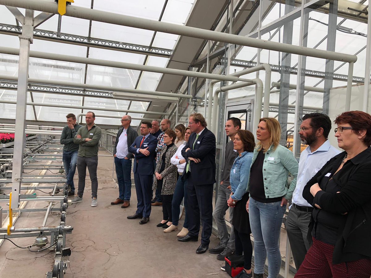Wat was het een mooi en zonnig weekend tijdens <a href="/Kikwestland/">Komindekas Westland</a>☀️! Afgelopen zaterdag waren wij samen met Burgemeester en Wethouders en de raadsleden van de <a href="/GemWestland/">Gemeente Westland</a> en Gemeente Midden-Delfland aanwezig bij J&amp;P Ten Have en Kwekerij Overgaag! #tuinbouwjongeren #komindekas