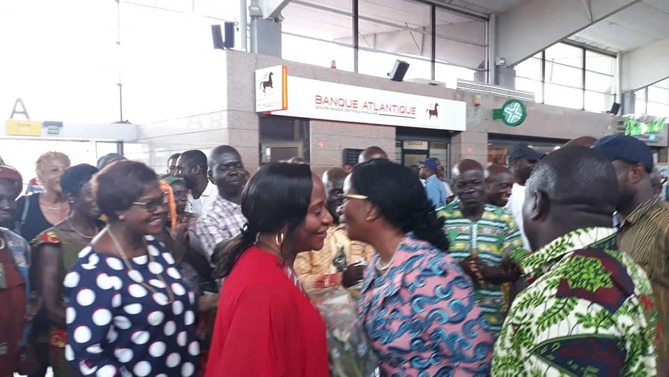 PopulaireFront's tweet photo. Entre Temps , la Camarade AGNES MONNET vient d'arriver en Côte d'ivoire après son séjour bruxellois où elle a eu à rencontrer le Président LAURENT GBAGBO , Elle fut accueillie chaleureusement à L'aéroport Félix Houphouet boigny par des militants... https://t.co/kCl0yg1LxA