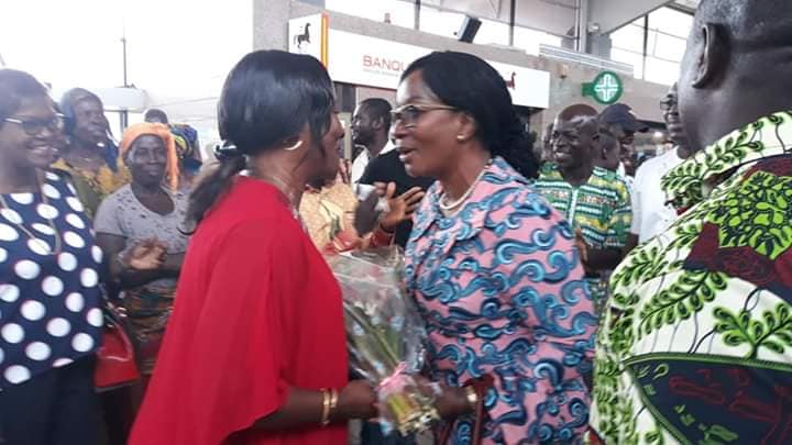 PopulaireFront's tweet photo. Entre Temps , la Camarade AGNES MONNET vient d'arriver en Côte d'ivoire après son séjour bruxellois où elle a eu à rencontrer le Président LAURENT GBAGBO , Elle fut accueillie chaleureusement à L'aéroport Félix Houphouet boigny par des militants... https://t.co/kCl0yg1LxA