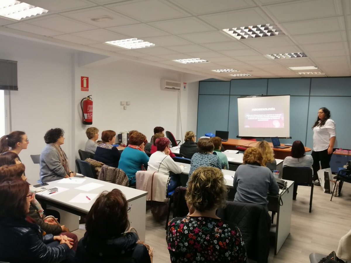 Nuestra tesorera, Yolanda Romero, está hoy impartiendo una charla de fisiosexología para la asociación de mujeres de El Provencio "Maribel Aguado"