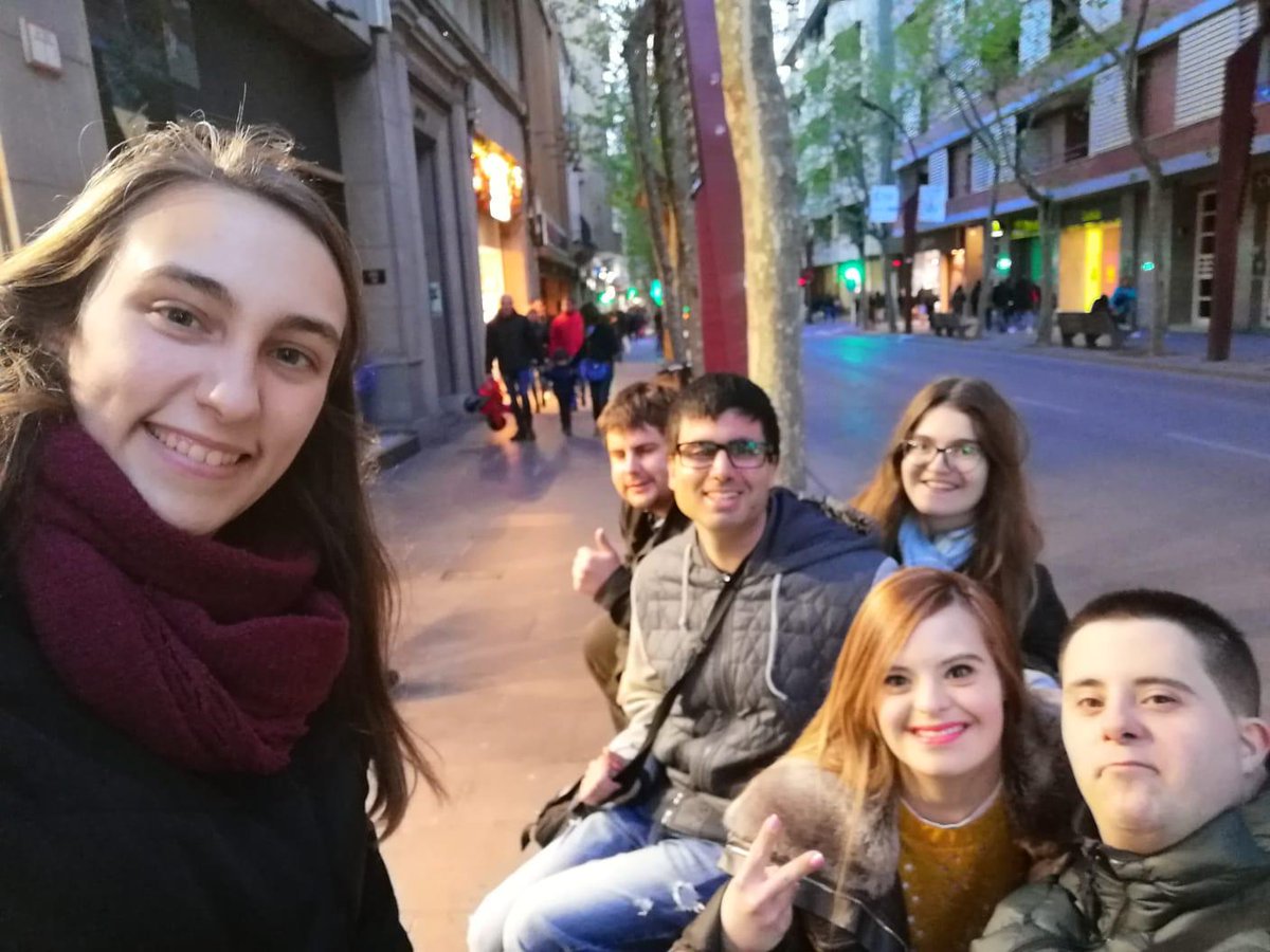 AndiDownSbd's tweet photo. Aquest dissabte un dels nostres grups de lleure va fer un sopar per celebrar que s'acosta la setmana Santa. També va poder gaudir de la 6a edició del #Cebafoc de Sabadell, amb música en directe, paradetes, petards i gresca! 🎉🎼👏🎆 #singularscomtothom https://t.co/1DlIpiSLpw