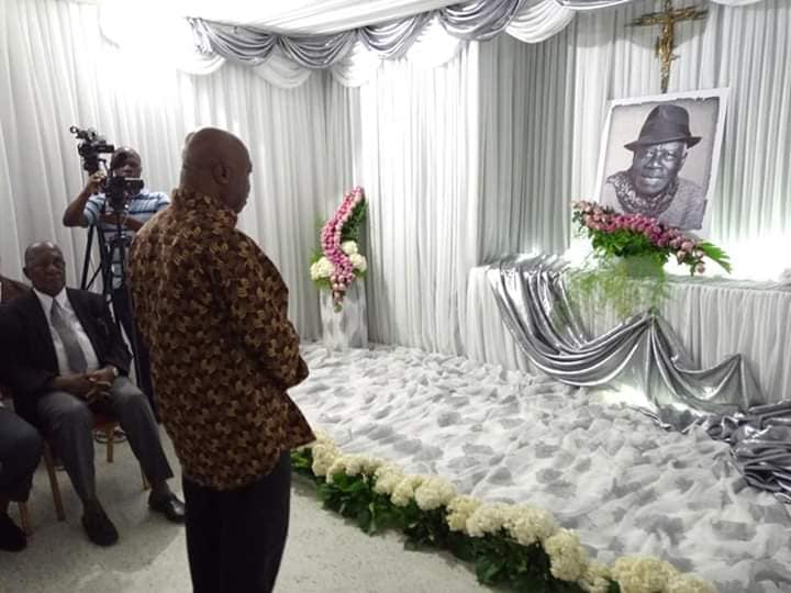 PopulaireFront's tweet photo. #DEUIL: LE FPI PRÉSENTE LES CONDOLÉANCES À LA FAMILLE BERNARD DADIÉ.
Une délégation du FPI conduite par le Dr ASSOA ADOU, Sécretaire général du parti , est passée ce soir au domicile du défunt Bernard B DADIÉ, pour présenter les condoléances du président LAURENT GBAGBO et du FPI https://t.co/odkvtk0l0l