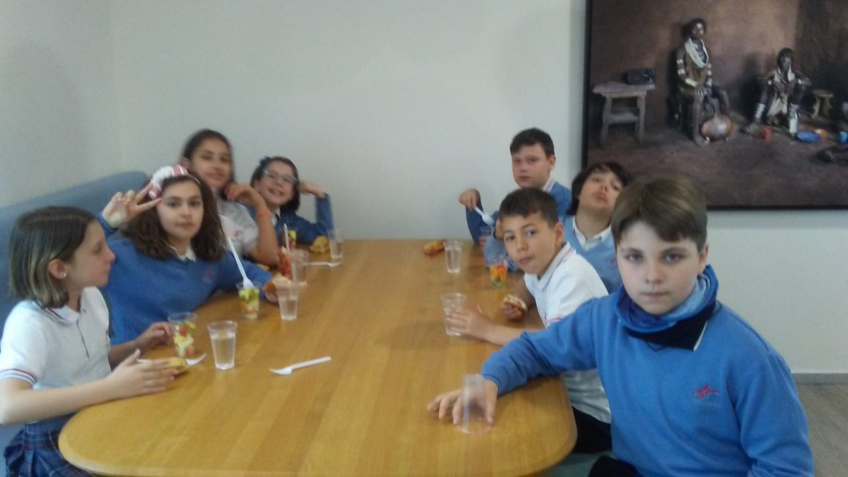 MontessoriPrim's tweet photo. @MontessoriZgza Los alumn@s de 5° visitan la empresa DKV para aprender a organizar sus cooperativas. Además han disfrutado de un desayuno muy saludable y completo. https://t.co/iotrimE6av