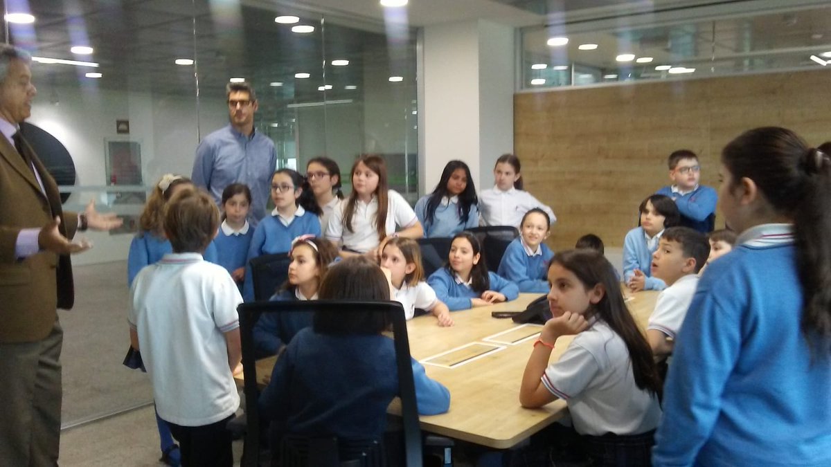 MontessoriPrim's tweet photo. @MontessoriZgza Los alumn@s de 5° visitan la empresa DKV para aprender a organizar sus cooperativas. Además han disfrutado de un desayuno muy saludable y completo. https://t.co/iotrimE6av