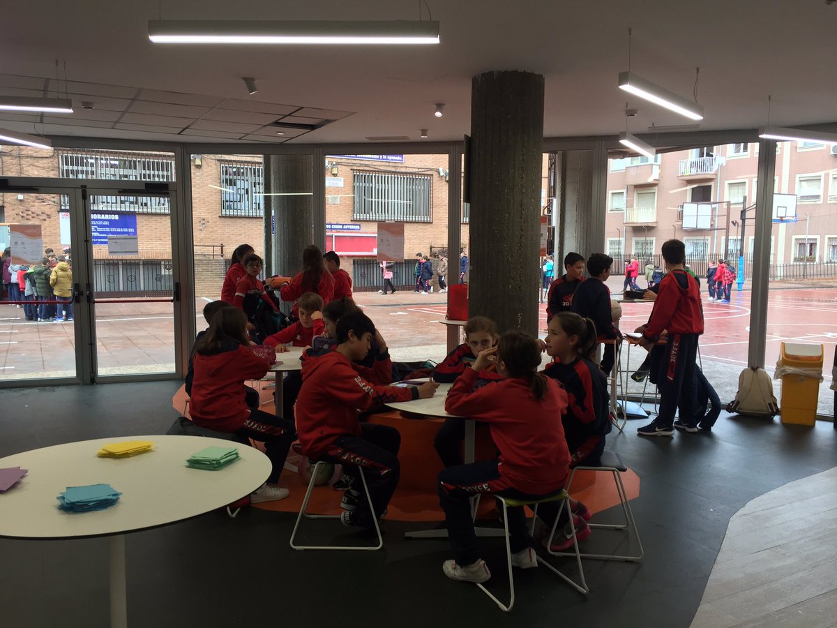 LaReservaP's tweet photo. Seguimos en el @ColegioJoyfe viendo cómo trabajan #VisualThinking https://t.co/cyoEXBpmEL