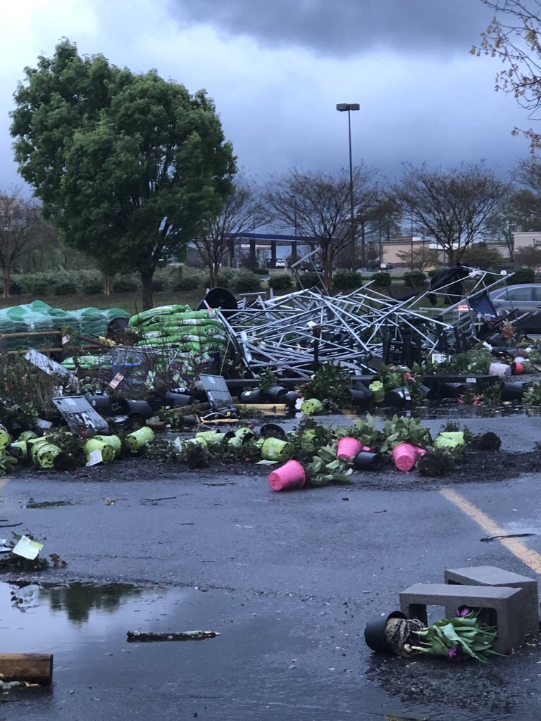whnt's tweet photo. WHNT News 19's @LauraChristmas1 is reporting damage at the Guntersville Walmart. #valleywx https://t.co/mfDisQnveV