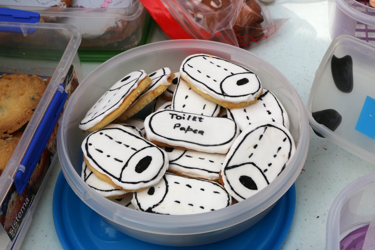 toilettwinning's tweet photo. Loo roll cookie, anyone? Yes, these are a thing, at least at the @BritishSchParis bake sale. #MondayMotivation https://t.co/OecqMPnlSS