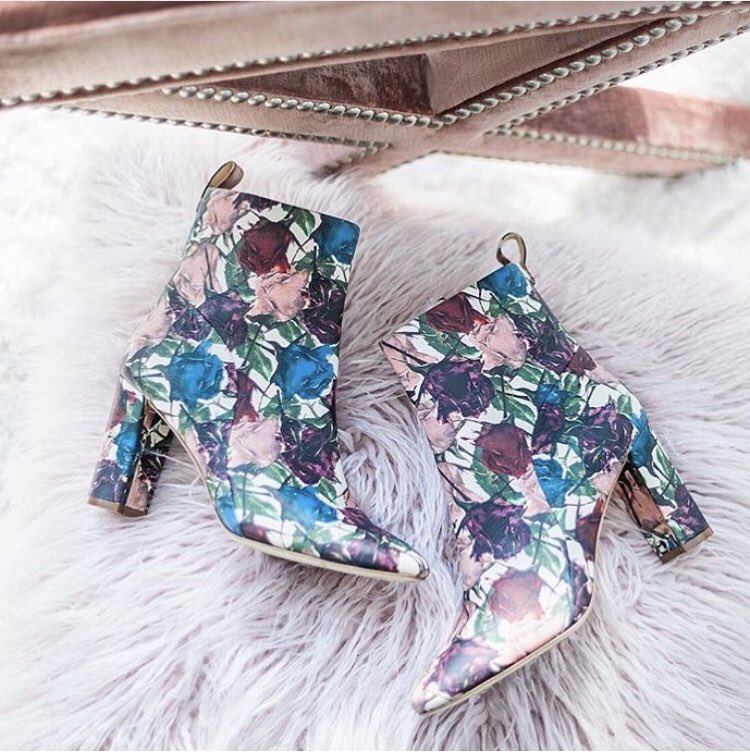 ChelseaParisInt's tweet photo. Nothing like a gorgeous pair of rose print boots to usher in the spring weather✨🌸🌹🌼 #ShoeInspiration #MondayMood #FloralPrint https://t.co/4i4vpnVJ3o