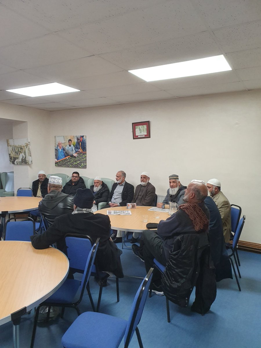 Parveenhwl's tweet photo. #WhatWouldYouDo older South Asian men at Sangant Centre telling @HealthwatchBfd @HWLeeds that it will be very difficult for them to learn how to use technology at their age #foucusgroup https://t.co/yvzVmo0Noa