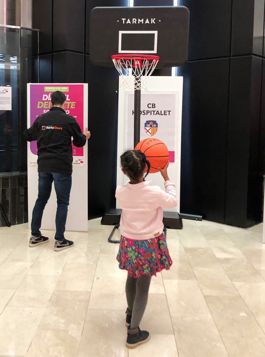 barnalleure's tweet photo. Aquest dissabte 6 d'abril hem estat a @CentroLaFarga col·laborant i celebrant el Dia de l'esport Solidari amb @asociacionalpi 😀 https://t.co/gf9j7ojx4b