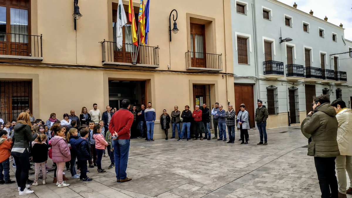 AjuntDeCanals's tweet photo. 🚫Respectuós minut de silenci a les portes de l'Ajuntament de Canals, condemnant l'últim assassinat masclista a la nostra societat.

#NiUnaMenys #NoÉsNo #EnsVolemVives #AssenyalaElMasclisme https://t.co/C2Lq2qnlxt