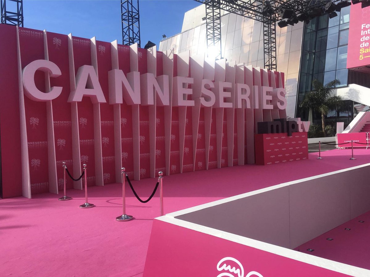 DCEGroupLimited's tweet photo. Feeling in the pink at #Cannes @C360MipTV #MIPTV #MIPTV2019 . Great image and look at that weather! #webuildbrands #exhibitionproduction https://t.co/da0tTsrN7e