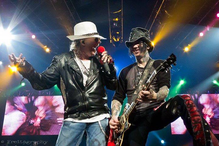 Sei q não viverei mil anos!Por isso tento aproveitar bastante fazendo perpetuar cada instante.Guardo sempre na memória tudo de melhor da minha história.Afinal, nada é infinito neste mundo...E também porque sei q não poderei viver por mil anos! Não está no meu e nem no Teu plano.