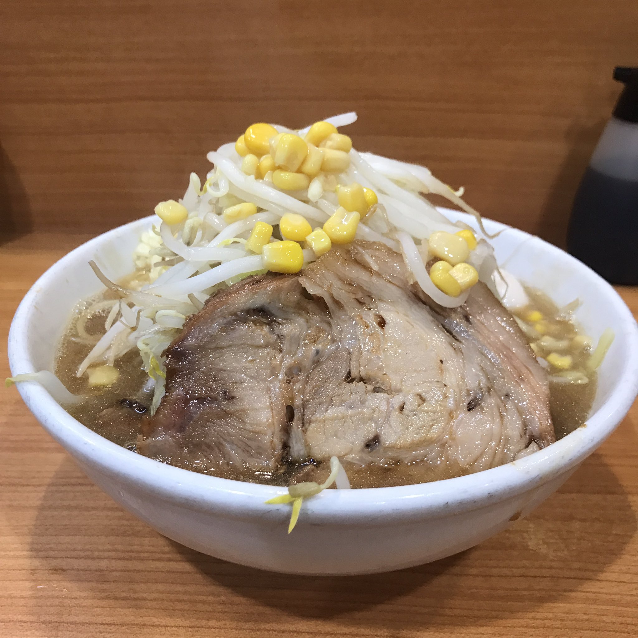 女二郎 ラーメン二郎野猿街道店2 女性限定という響きに惹かれて初めてのポッチ シャキシャキ熱々のヤサイ 味がよく染みた脂身ふわふわのブタ どこまでもツルツルの麺 乳化したスープはポッチ独自の塩分控えめながらコクがしっかり感じられるもので