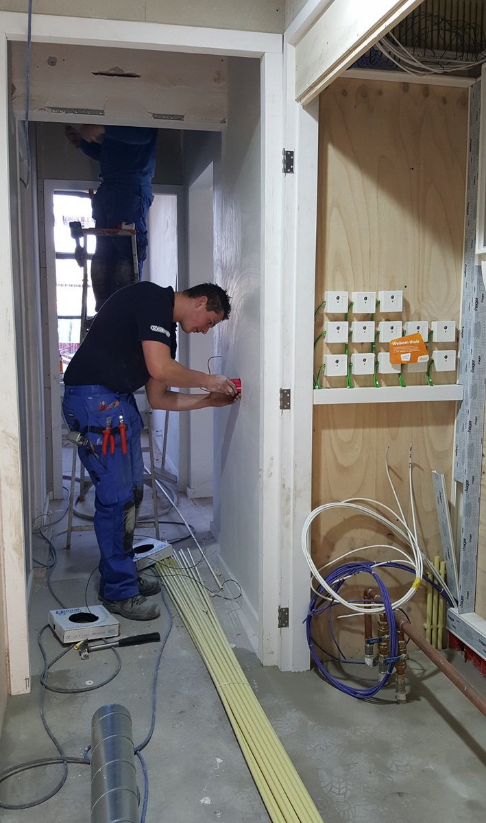 broekmanvof's tweet photo. De renovatie van de Mandenmakerij van @FrederiksoordNL schiet mooi op. Een prachtig project in nauwe samenwerking met veel verschillende partijen. https://t.co/EYbyCYo3SA