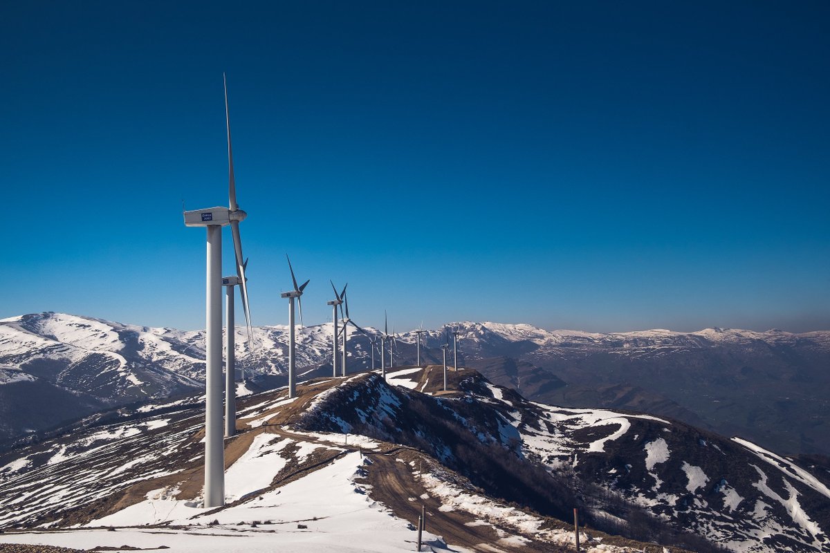 iberdrola's tweet photo. Vistas espectaculares 👀 desde nuestro parque eólico de Cañoneras (Cantabria) ⛰️. Energía #renovable para 80.000 personas https://t.co/F6VCw4S6Nj