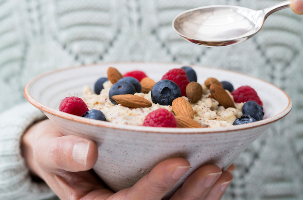nutritionsfakta's tweet photo. ”Byt till fullkorn!” – mer aktuellt än någonsin!
Kolhydratskvaliteten har stor betydelse för sjukdomsrisk: #fullkorn minskar risken för tjock- & ändtarmscancer, hjärtinfarkt samt typ 2-diabetes.
Män bör äta 90 gram fullkorn per dag och kvinnor ca 70 gram.
https://t.co/ZuhONvsmy7 https://t.co/dj90dUgYWQ