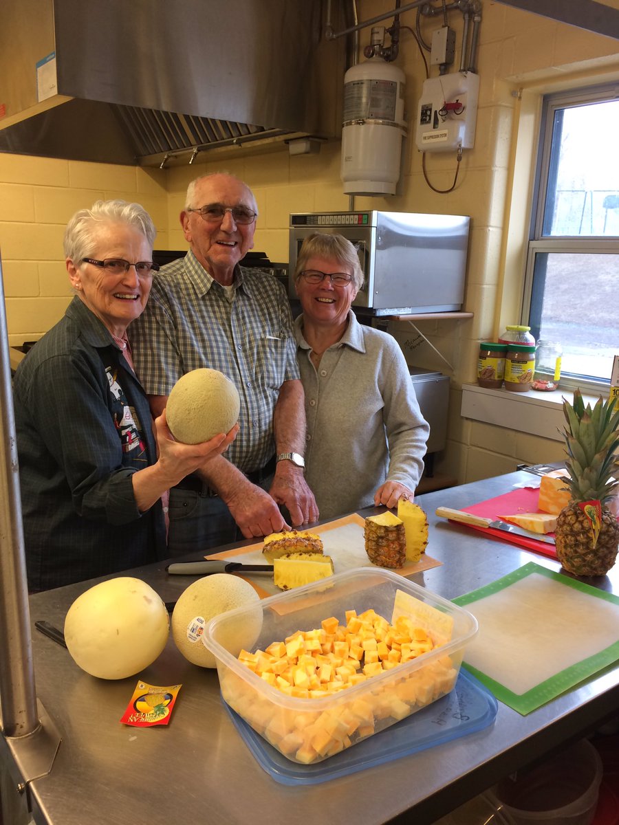 LEShawElem's tweet image. Making a difference Monday~ we are grateful to Gwen, Bill &amp;amp; Carol who come every Monday to our school to cut Vegs &amp;amp; fruit for our #breakfastprogram #lunchprogram You are #makingadifference Thank you for being here with us to help us provide #nutritiousfoods  ❤️